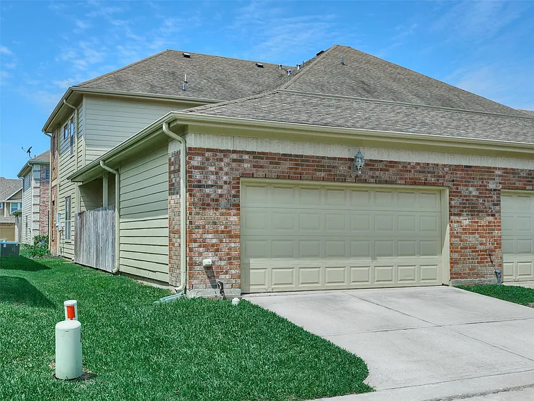 2726 Misty Heath Ln — Photo 29