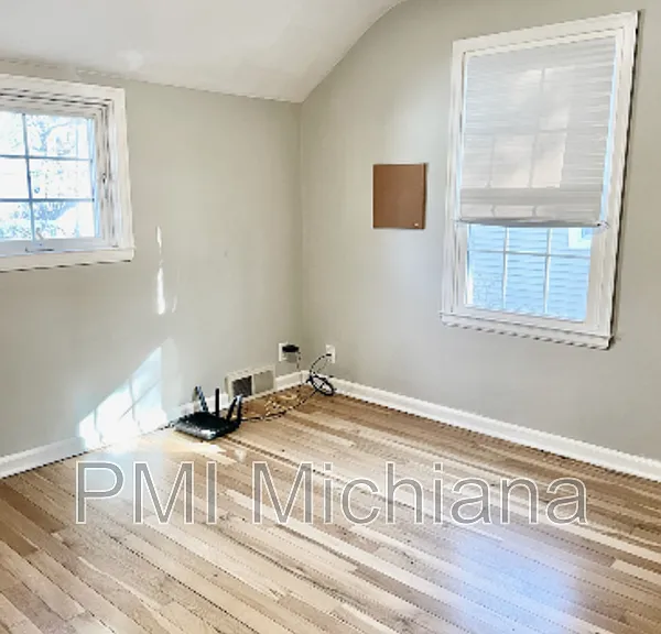 1311 E Monroe St — Photo 8
