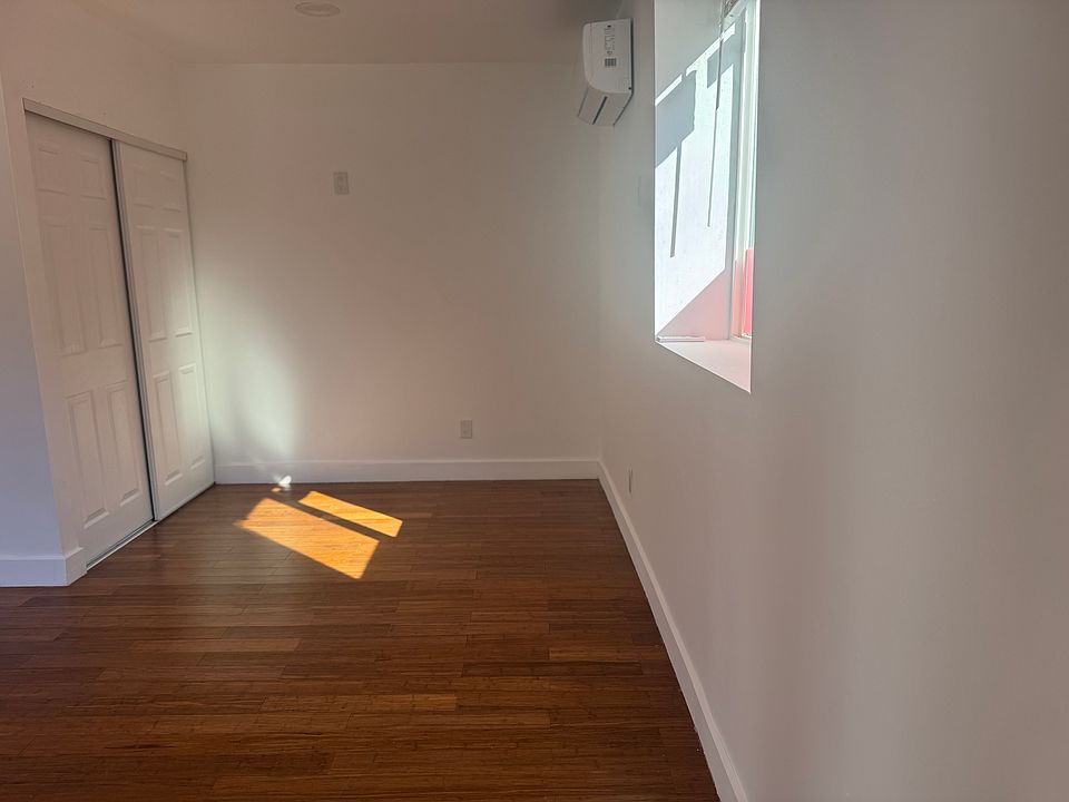 1st image of 5436 Woodman Ave