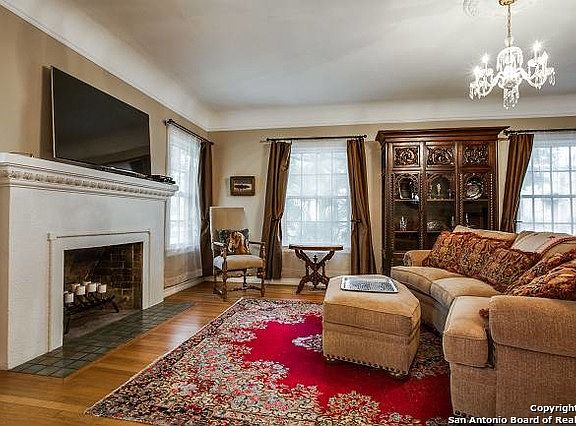 5th image of 411 E Thelma Dr