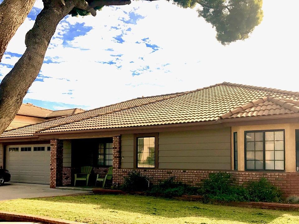 Adorable 1 level Spanish style single story - 2 car garage