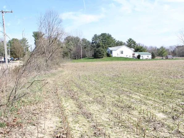 Hartwood Dr, Fenton, MI 48430