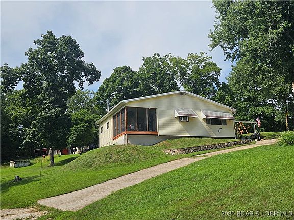 3rd image of 27423 Clyne Dr