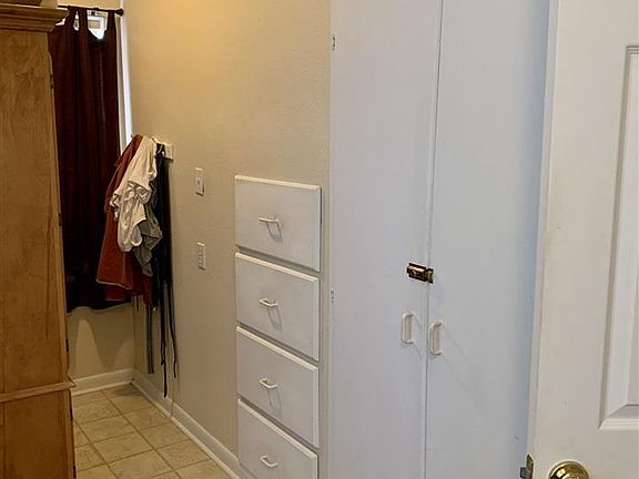3rd image of 125 Garrett Ln