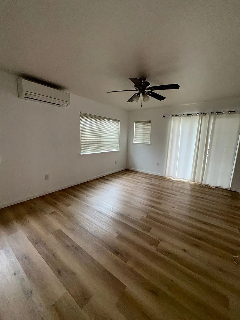 Partly Furnished 2 bedroom 2 1/2 bath SIngle family attached townhome — Photo 4