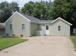 1213 13th St, Hawarden, IA 51023