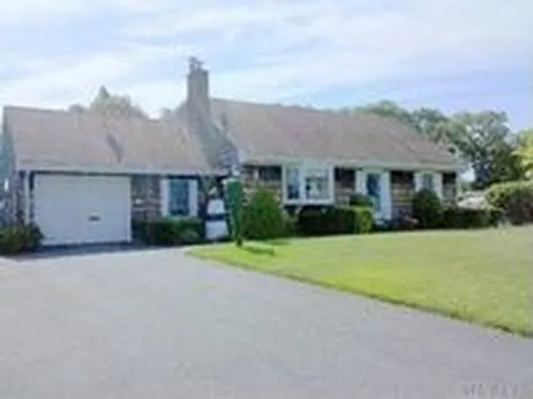 97 West Ln, Sayville, NY 11782