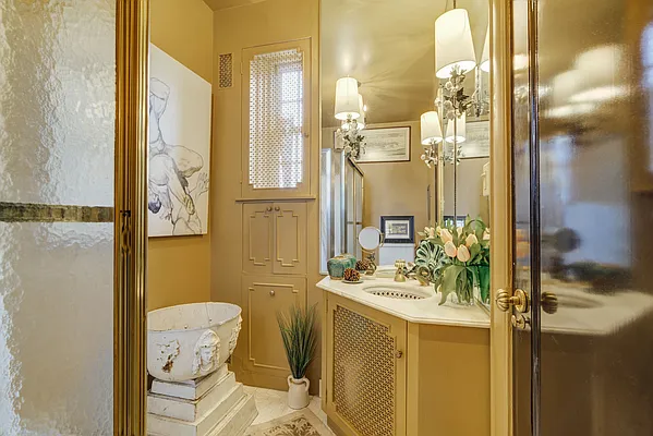 Sold by Compass | media 33