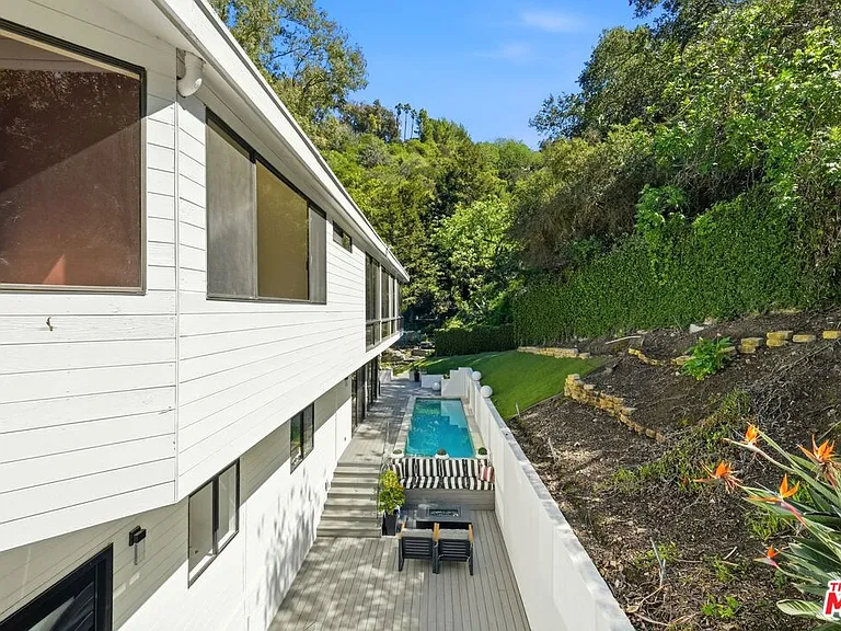 2350 Benedict Canyon Dr — Photo 33