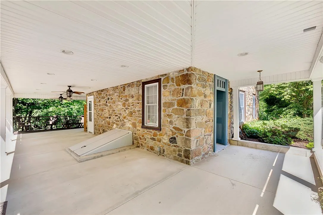 3 bed, 2.5 bath, 1820 sqft, $2,650 — Photo 3