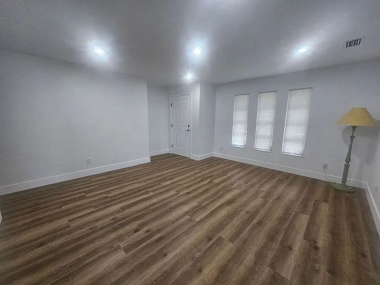 5989 Hillyer Ct — Photo 4