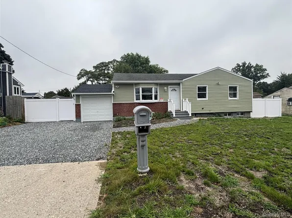 21 Pinetop Drive, Central Islip, NY 11722
