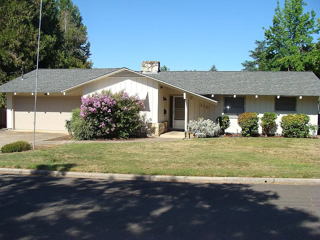 316 Stanley Ave photo 1