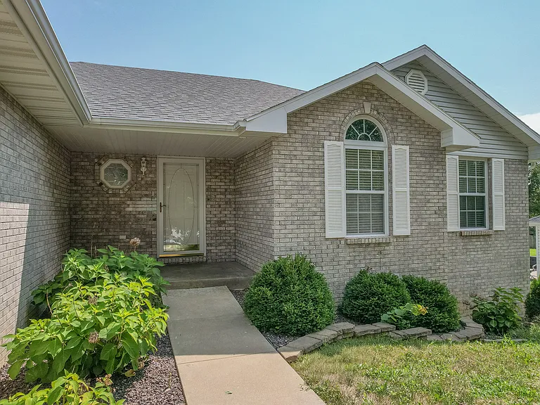 3725 Oxford Rd — Photo 3