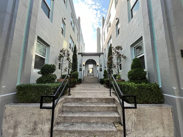 Castle Manor by Star Metro — Photo 2