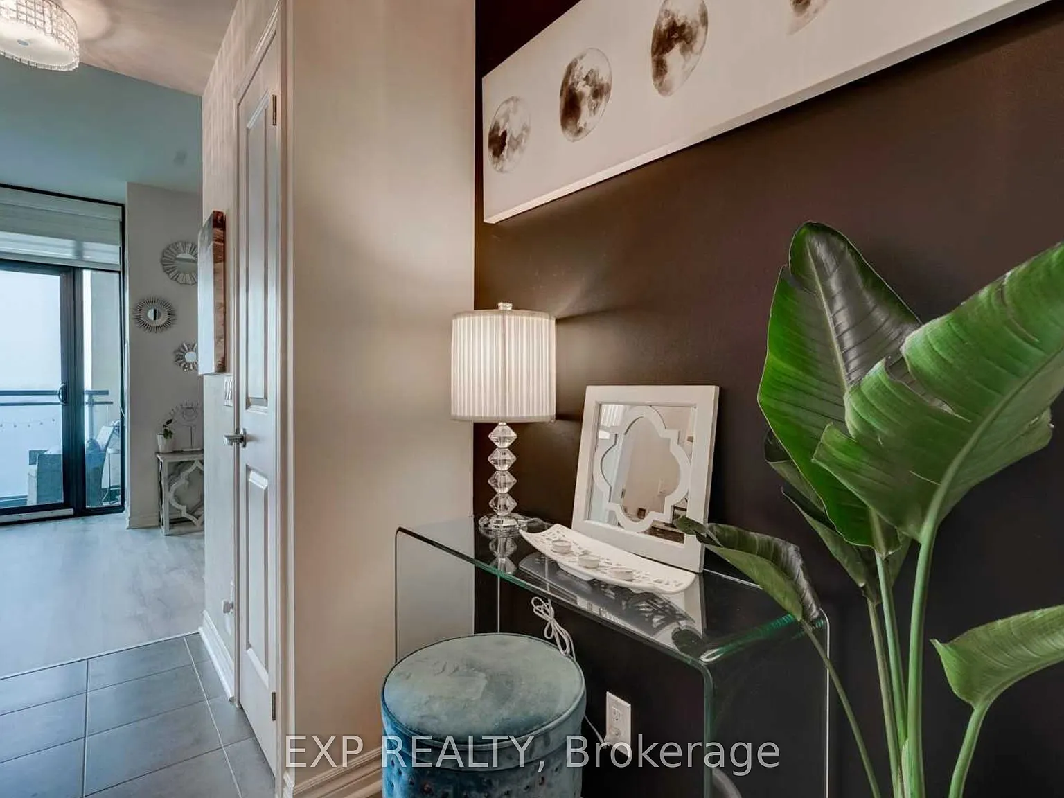 Visto Condo On Maple Leaf — Photo 4