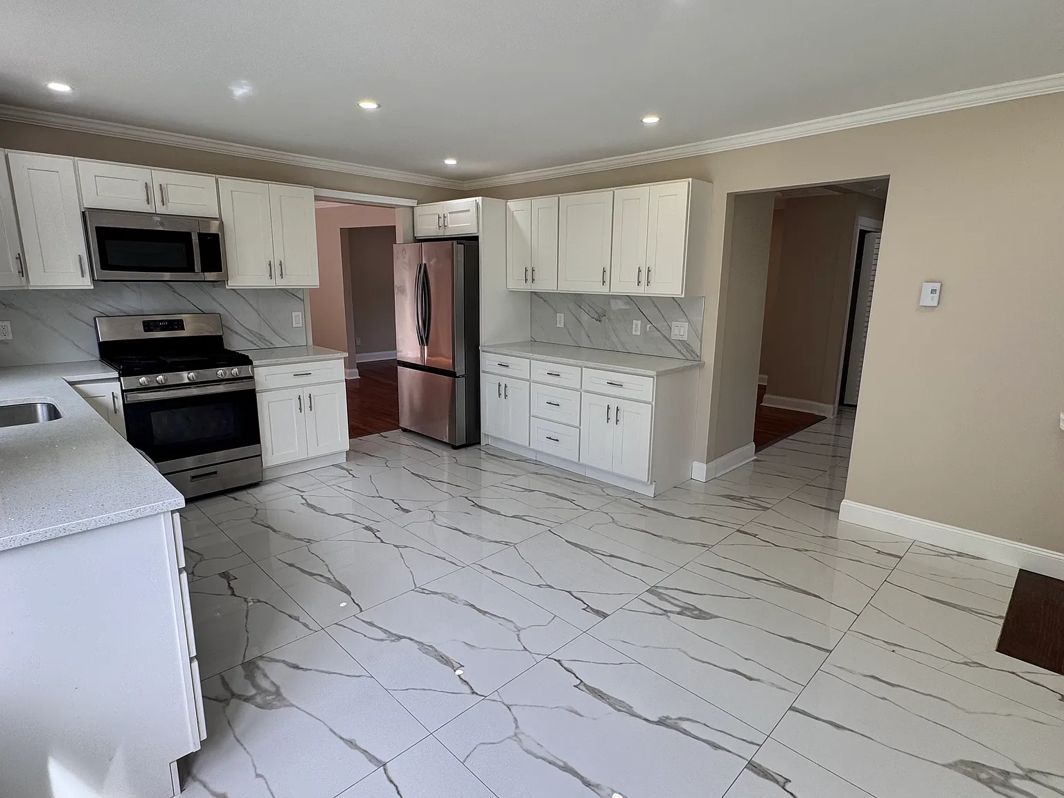 6 bed, 2557 sqft, $3,000 — Photo 3