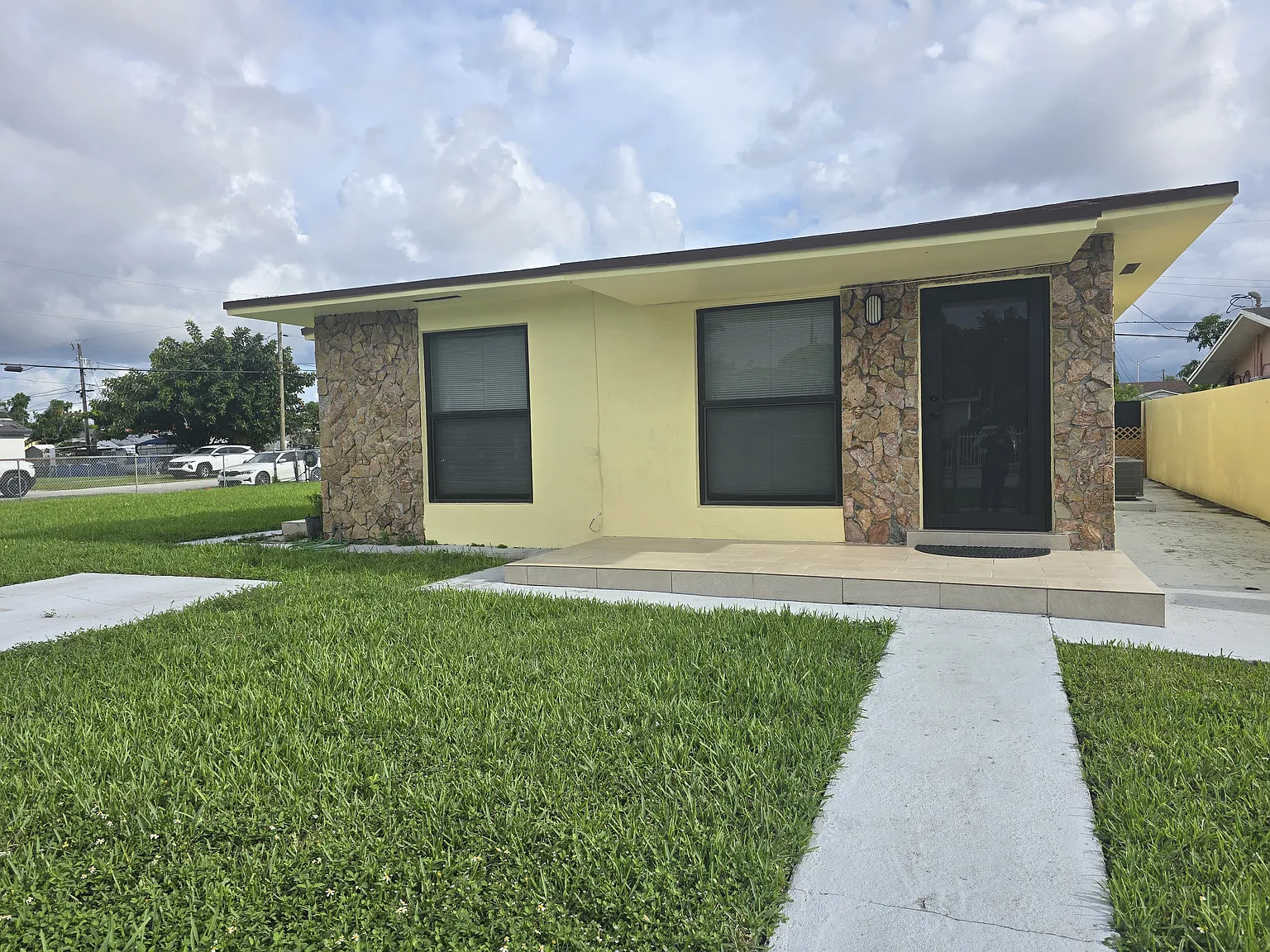 3 bed, 1300 sqft, $3,150 — Photo 2
