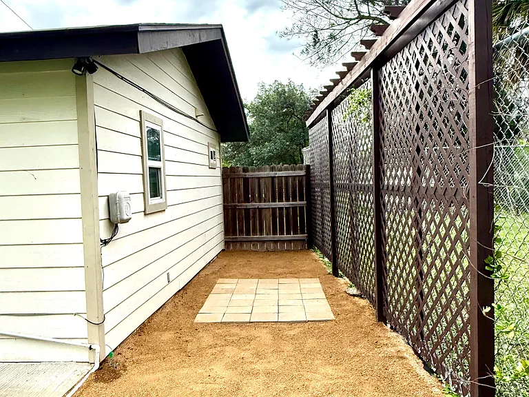 2314 La Feria Rd #B — Photo 8