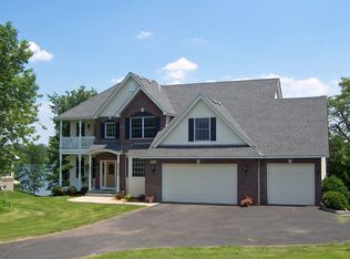 28203 Lakelawn Dr, Lindstrom, MN 55045