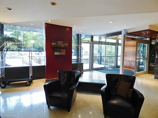 Sold by Century 21 Metropolitan | media 8