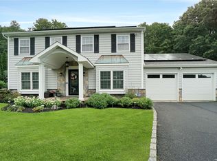 43 Amsterdam Rd, Smithtown, NY 11787