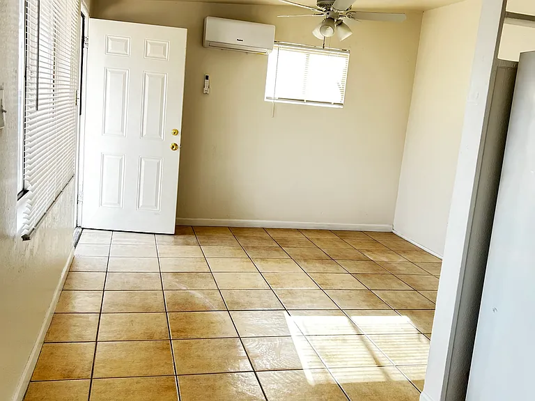 6633 N 67th Ave #7 — Photo 2