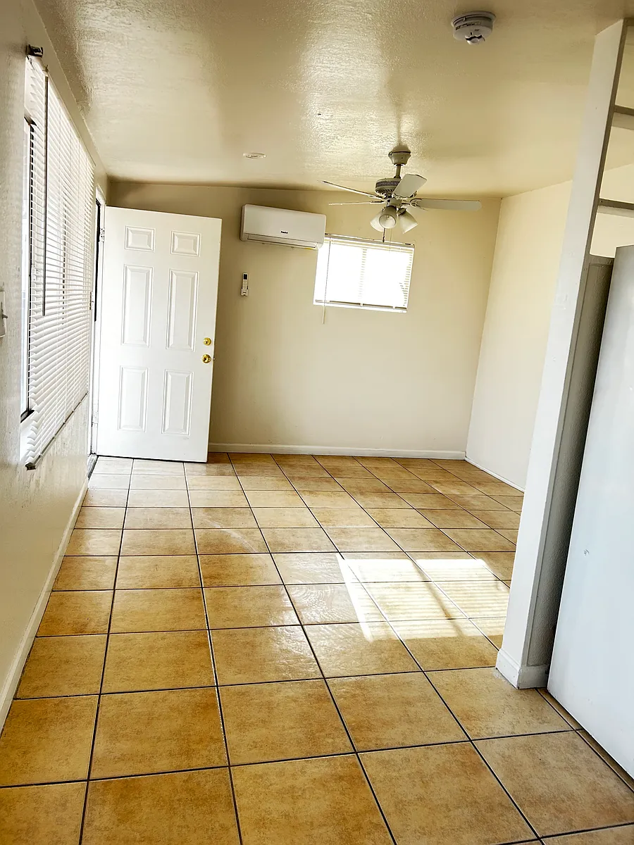 Building Photo - 6633 N 67th Ave #7