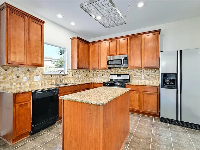 20308 Farm Pond Ln — Photo 4
