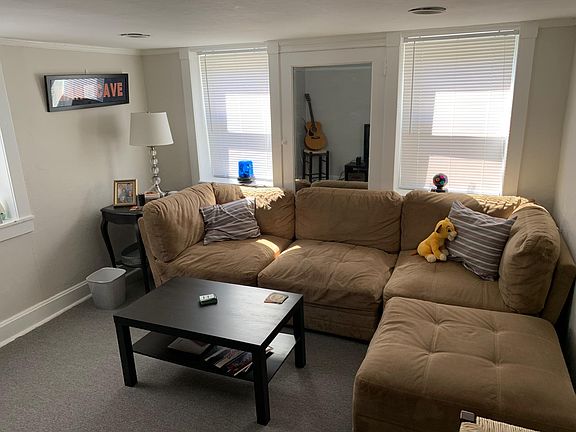 Living Room - Pic 1