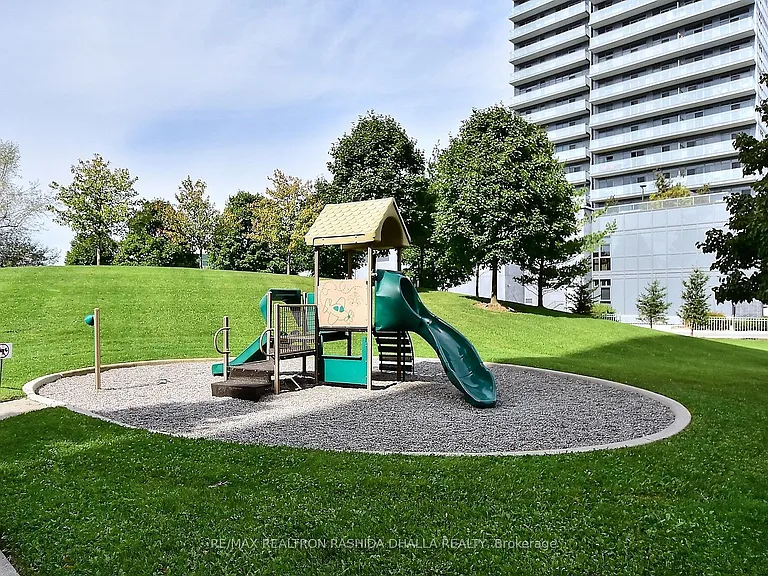 39 Oneida Cres #610 — Photo 44
