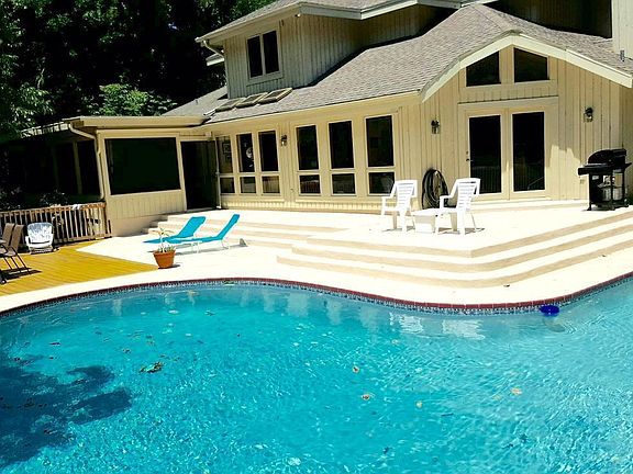 3rd image of 110 River Bluff Dr
