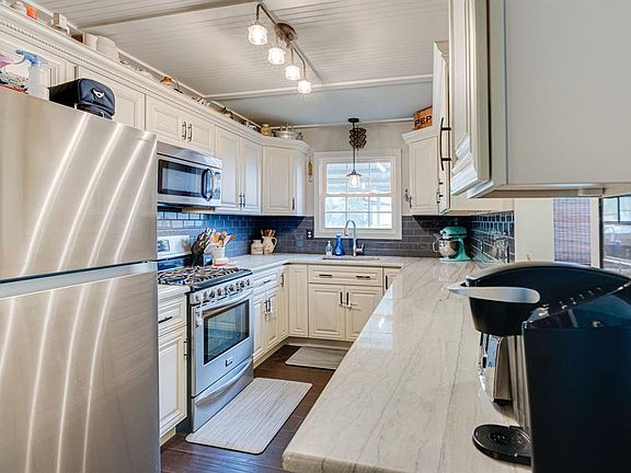 Beautiful Updated Kitchen with SS appliances