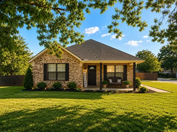 905 N Miller St, Decatur, TX 76234