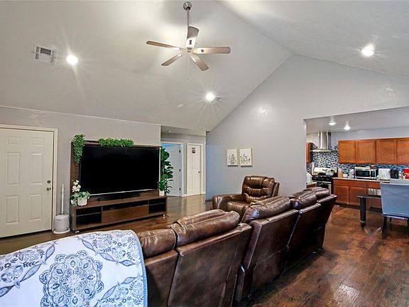 5th image of 225 SE 53rd St