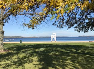 17 Abbey Villa Cir #A, Fontana, WI 53125