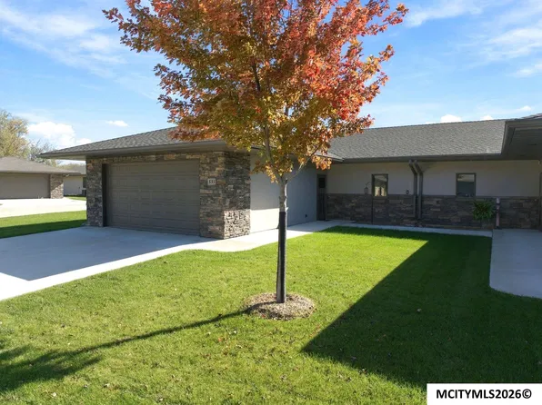 535 River Bend Ct, Mason City, IA 50401