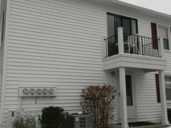 7 Falcon Ln W, Fairport, NY 14450