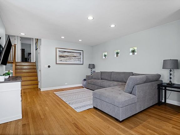 3rd image of 4417 N Paris Ave