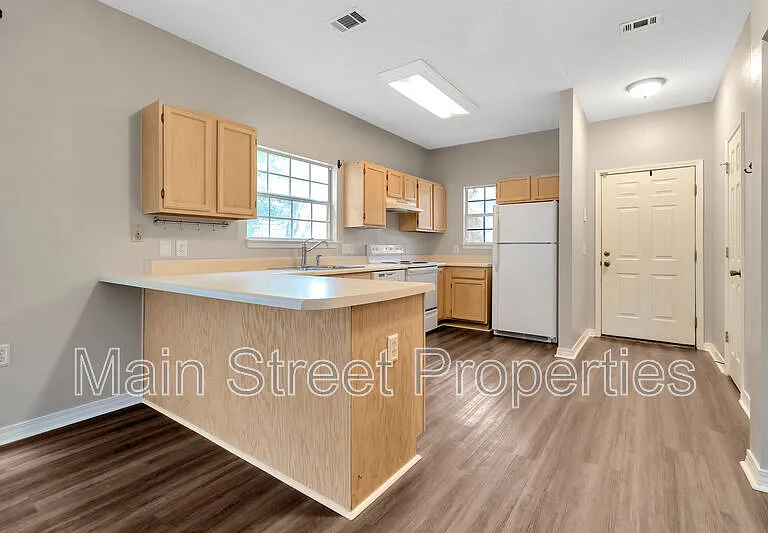 208 Wildflower Ln — Photo 2