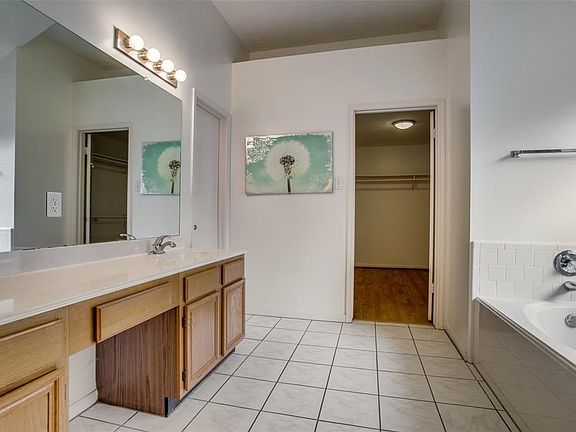 5th image of 822 W Peach Hollow Cir