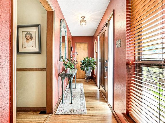 4th image of 32 Devereaux Dr