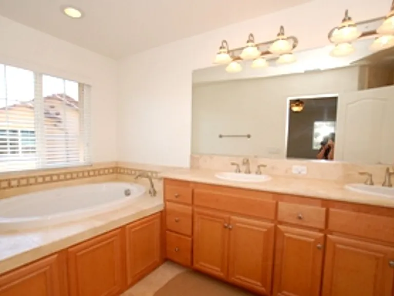 1045 Loretta Ln — Photo 7