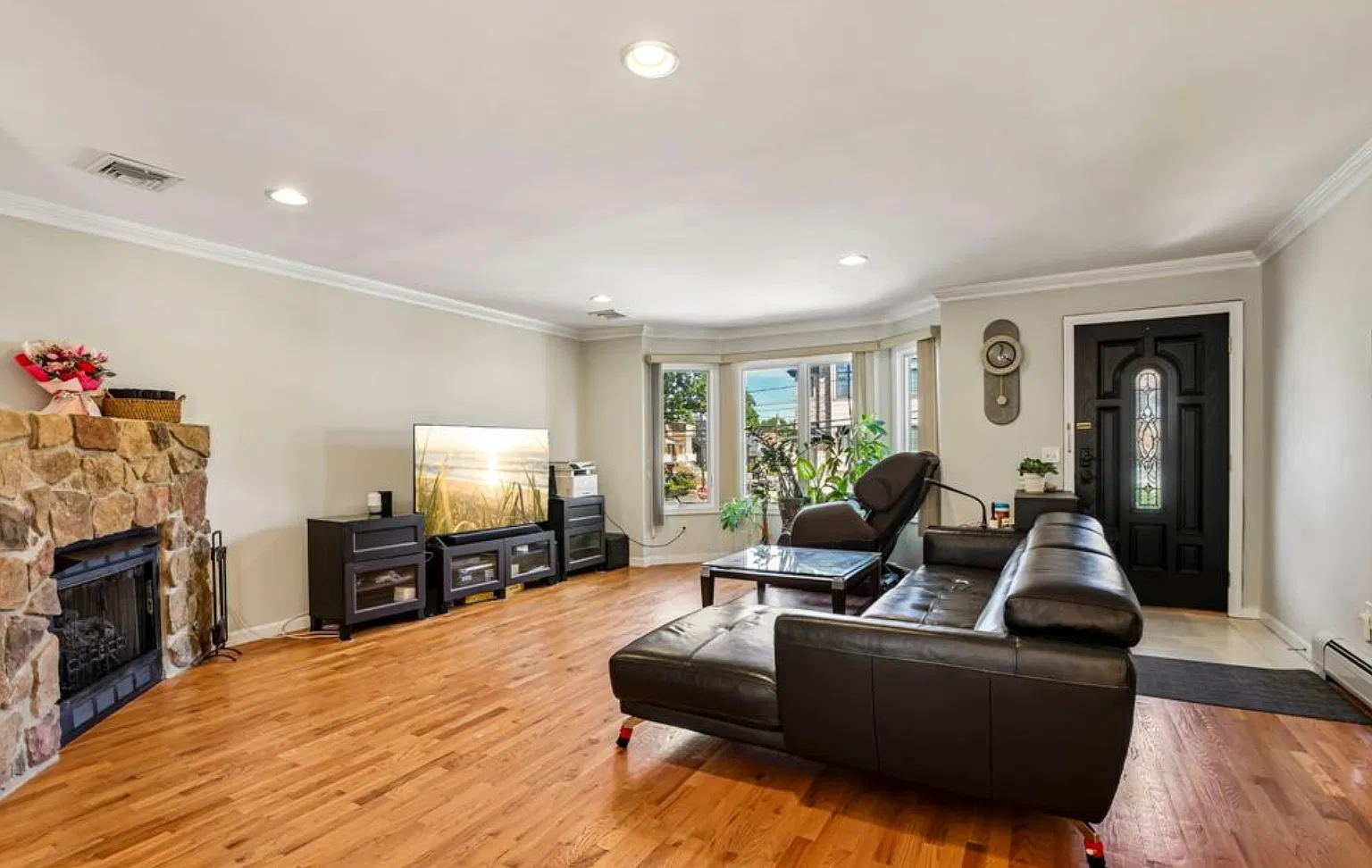 3 bed, 2.5 bath, 2436 sqft, $4,750 — Photo 2