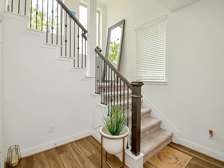 11021 Mikula Dr — Photo 17
