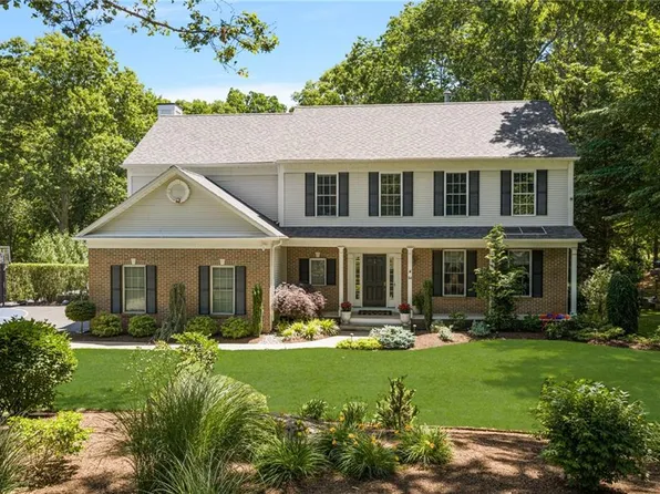 64 Fieldstone Ln, Saunderstown, RI 02874