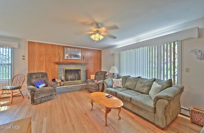4th image of 10 Woodland Drive