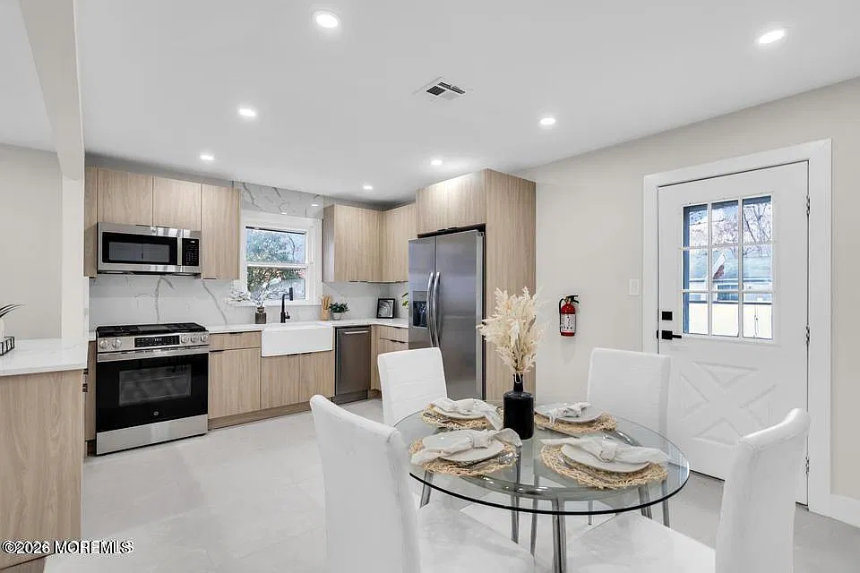 5 bed, 2108 sqft, $3,695 — Photo 2
