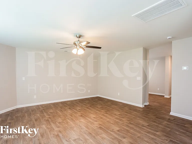 2209 Rolling Hills Dr — Photo 3