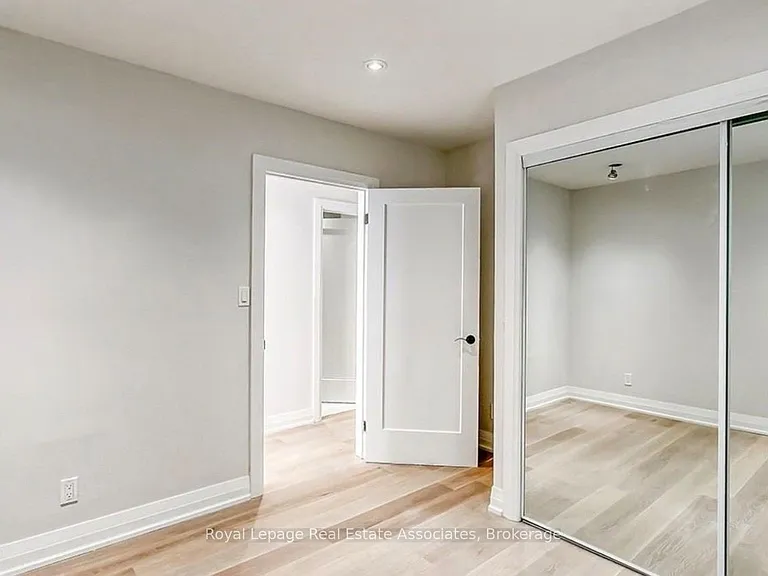 237 Lakeshore Rd E — Photo 7